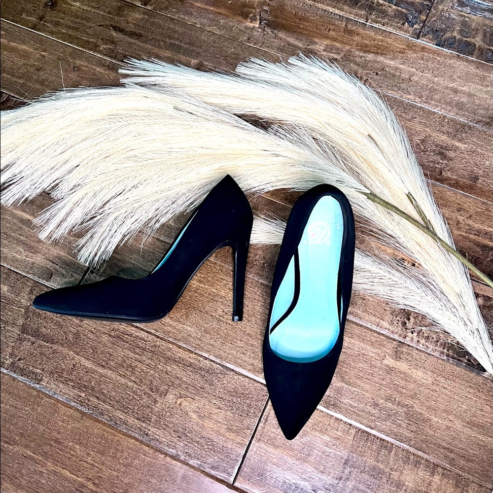 Black faux suede black heel. Size 7.5. Pointed toe 4in heel.